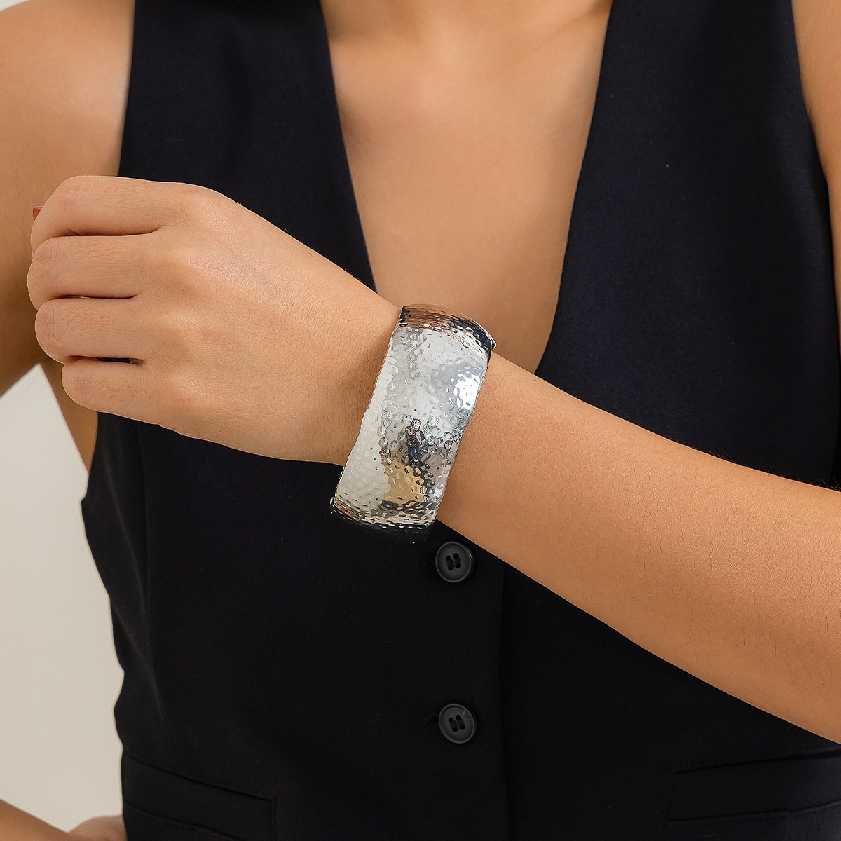 Metal Glossy Water Droplet Hugging Bracelet For Fashionable